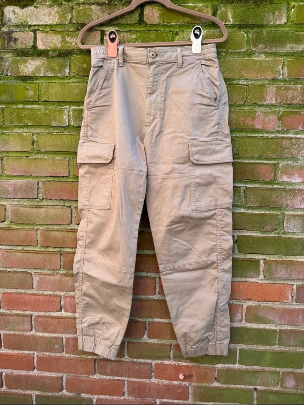 Uniqlo Men's Cargo Pants in Light Khaki